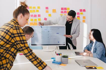 El programa de Michigan ayuda a los participantes a dejar la asistencia
pública para obtener y mantener un empleo