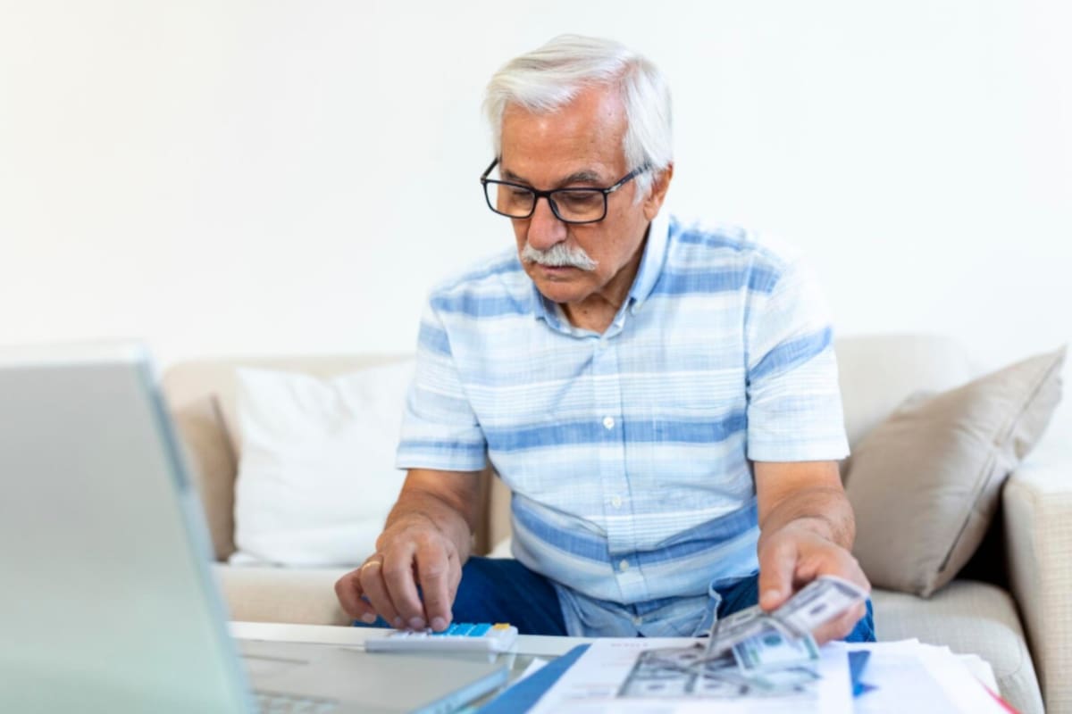 El programa Enhanced STAR otorga apoyos económicos de hasta 1500 dólares, aunque para recibirlos los adultos mayores propietarios de una vivienda deben cumplir con requisitos vinculados a la edad, el lugar de residencia y la situación económica