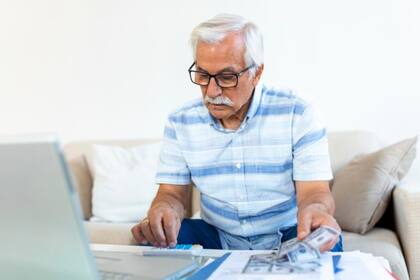 El programa Enhanced STAR otorga apoyos económicos de hasta 1500 dólares, aunque para recibirlos los adultos mayores propietarios de una vivienda deben cumplir con requisitos vinculados a la edad, el lugar de residencia y la situación económica