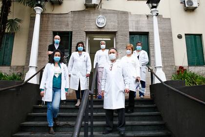 El Programa Estar es una iniciativa de la Ciudad del que participan equipos de 19 hospitales y organizaciones de la sociedad civil; con una mirada integral de la persona, acompaña durante las internaciones y duelos