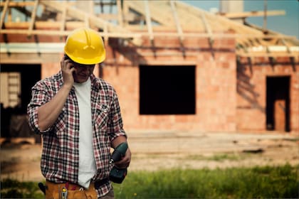 El programa oficial financia la reparación de casas para los propietarios elegibles en la ciudad de Florida