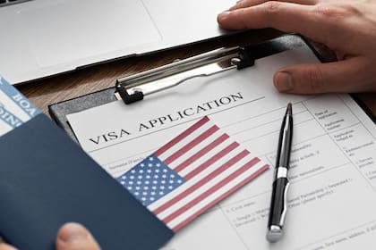 El programa permite a los oficiales consulares exigir el pago de una fianza a ciertos solicitantes de visa de no inmigrante como condición para su emisión