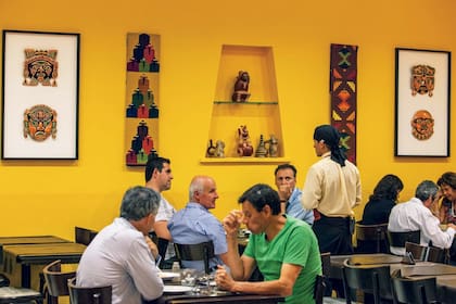 El prolijo local abunda en arte incaico y tiene capacidad para 200 comensales.
