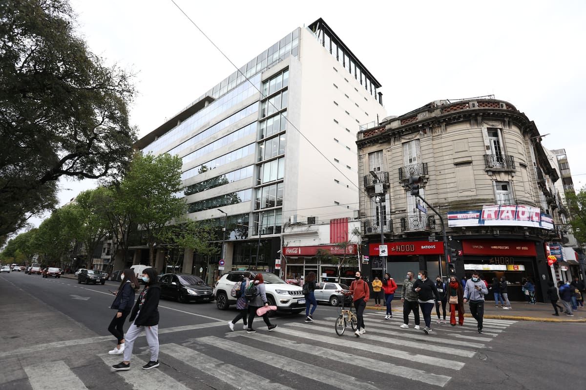 El pronóstico en la Ciudad de Buenos Aires este 12 de mayo anticipa nubosidad constante (En foto: Avenida Caseros en Parque Patricios)