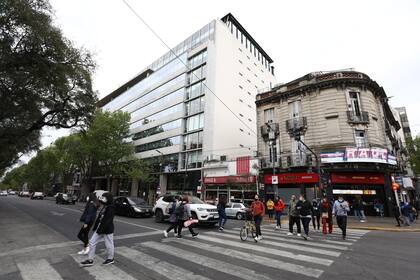 El pronóstico en la Ciudad de Buenos Aires este 12 de mayo anticipa nubosidad constante (En foto: Avenida Caseros en Parque Patricios)
