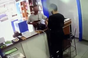 El propietario de un local de venta de teléfonos celulares hirió de bala a un delincuente durante un intento de robo