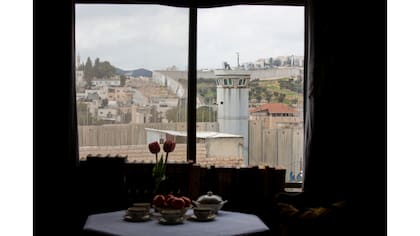 Una torre de vigilancia de seguridad israelí se ve desde una de las habitaciones del "The Walled Off Hotel" en la ciudad cisjordana de Belén