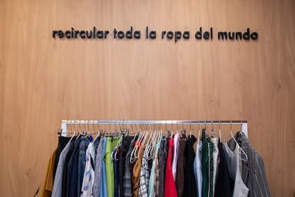 El propósito de Galpón de Ropa es claro: recircular toda la ropa del mundo.