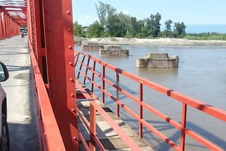 Se arrojó de un puente de 12 metros para salvar a una nena que cayó al río