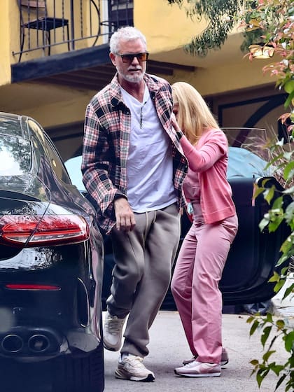 El protagonista de Euphoria, Eric Dane, es ayudado por de una enfermera a bajar del auto, luego de haber revelado su diagnóstico