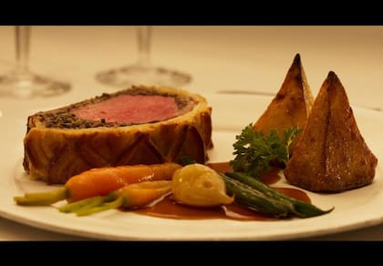 El protagonista de la serie le dice "lomo Clarks"´, recordando el restaurante de los 80. El plato es una versión del lomo Wellington, pero sin crepes adentro