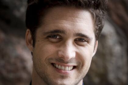 El protagonista de la serie sobre Luis Miguel que arrasó con la audiencia en Netflix este año pasó por Buenos Aires y habló en exclusiva con LA NACION