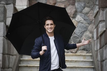 El protagonista de la serie sobre Luis Miguel que arrasó con la audiencia en Netflix este año pasó por Buenos Aires y habló en exclusiva con LA NACION