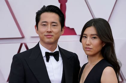 Steven Yeun junto a su esposa, Joana Pak