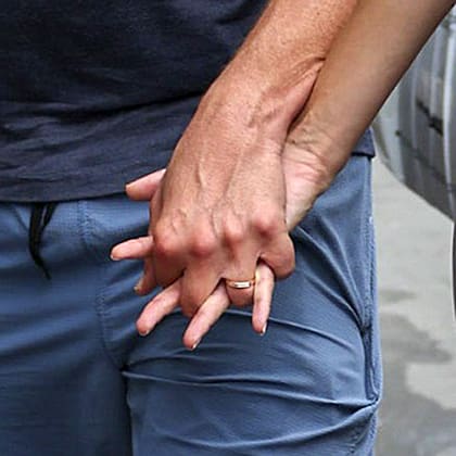 El protagonista de Nace una estrella llevaba un anillo de oro en su dedo anular, lo que desató los rumores de una posible boda secreta