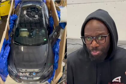 El protagonista junto al auto con el que realizó el experimento