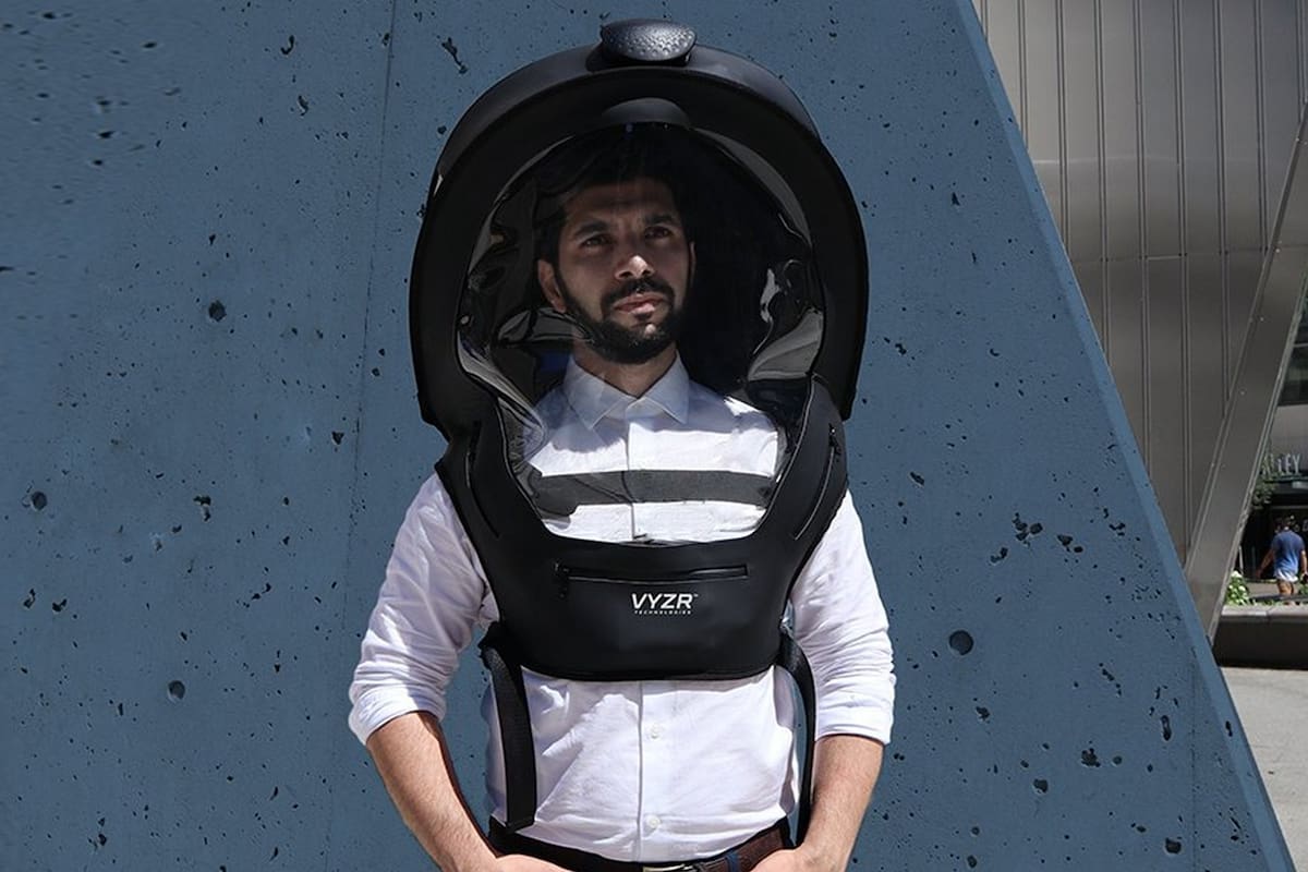 El protector BioVYZR, equipado con un filtro de aire y un sistema de ventilación que evita el empañamiento del visor, está basado en los sistemas utilizados en ambientes industriales y en laboratorios médicos