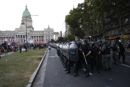 El protocolo antipiquetes de Patricia Bullrich en acción durante las protestas en los alrededores durante el debate de la ley ómnibus enviada por Milei