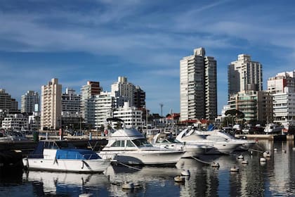 El protocolo contempla cuarentena en hoteles, PCR obligatorio y seguro de salud para permitir la llegada de turistas internacionales a Uruguay