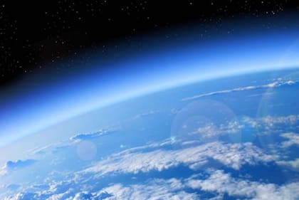 Mario Molina demostró que el clorofluorocarburo (CFC), que era una sustancia química inocua para los seres vivos, al interaccionar con la radiación solar en las partes altas de la atmósfera, estaban abriendo un agujero en la capa de ozono