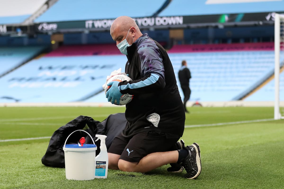 El protocolo preliminar de la AFA y la Liga Profesional establece que todo el equipamiento deportivo debe ser desinfectado, como ocurre, por ejemplo, en la Liga Premier inglesa y la Bundesliga alemana.