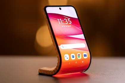 El prototipo de smartphone de Motorola que se dobla y se puede llevar como un brazalete