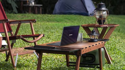 El prototipo de una notebook de Lenovo con panel solar en la tapa