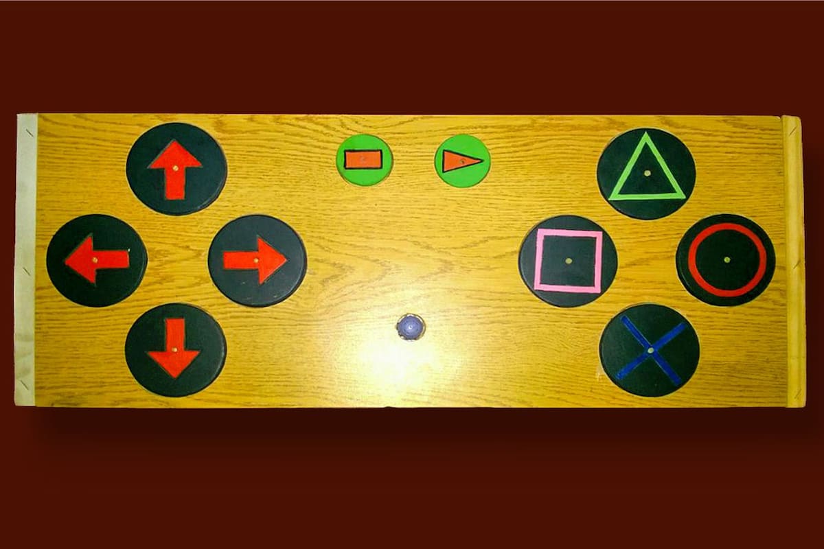 El prototipo del gamepad que hizo Francisco Alvarez, con las funciones de un control convencional y el tamaño para que sea pulsado con cualquier parte del cuerpo