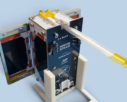 El prototipo del picosatélite que viajará al espacio el 13 de enero, con las Islas Malvinas en el centro.