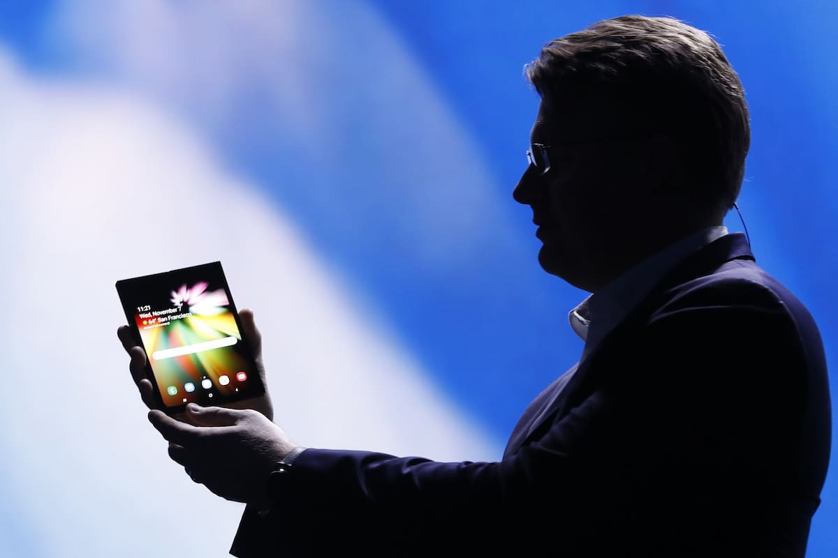 El prototipo del smartphone con la pantalla desplegable que mostró Samsung; los bordes del teléfono están protegidos por una carcasa