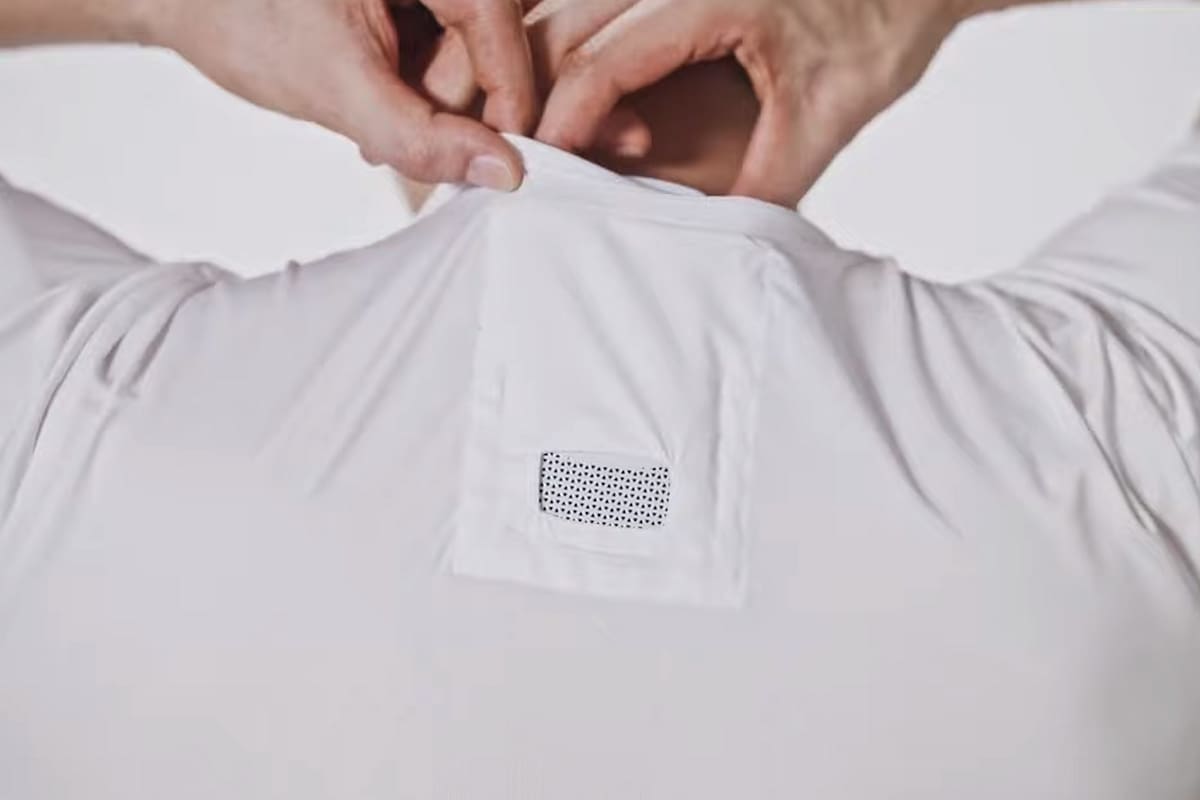 El prototipo funciona con una camiseta especial y se instala en la espalda, por debajo de la nuca