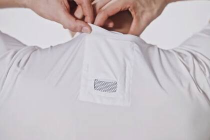 El prototipo funciona con una camiseta especial y se instala en la espalda, por debajo de la nuca