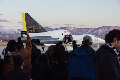 El prototipo XB-1 de Boom logró superar tres veces la barrera del sonido en un vuelo de prueba, abriendo el camino para los vuelos comerciale supersónicos