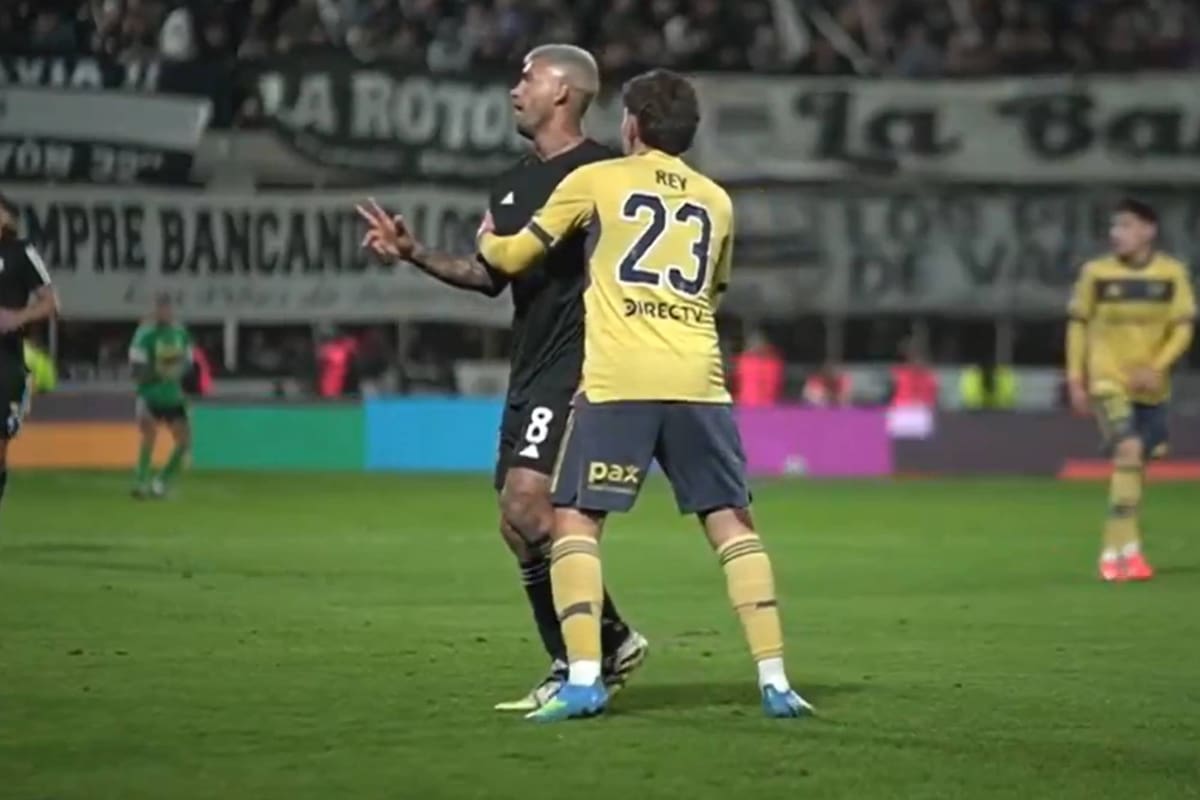 El provocador gesto de una figura de Riestra hacia el banco de suplentes de Boca: “Están enojados, dicen de todo” .
