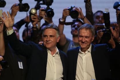 El próximo gobernador de Córdoba, Martín Llaryora, y el saliente Juan Schiaretti