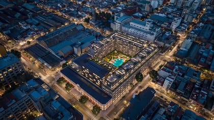 El proyecto arquitectónico contempla la restauración de componentes originales de acero, ladrillo y madera de pinotea del primer edificio