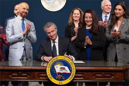 el proyecto aun no entró en vigor y espera la decisión final de Gavin Newsom