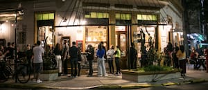 Mientras muchos bares cierran, una comunidad se organiza para dar nueva vida a los sobrevivientes