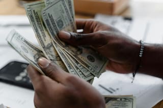 Malas noticias para migrantes en Utah: la propuesta de ley que busca imponer impuestos al envío de remesas