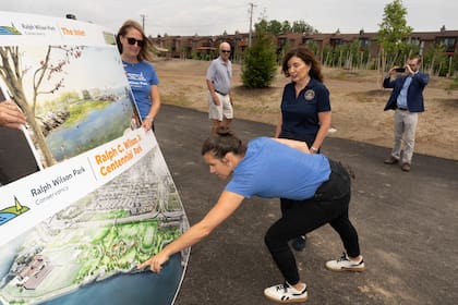 El proyecto busca mejorar la resiliencia de la costa del lago Erie mediante la sustitución de un antiguo malecón de 100 años de antigüedad