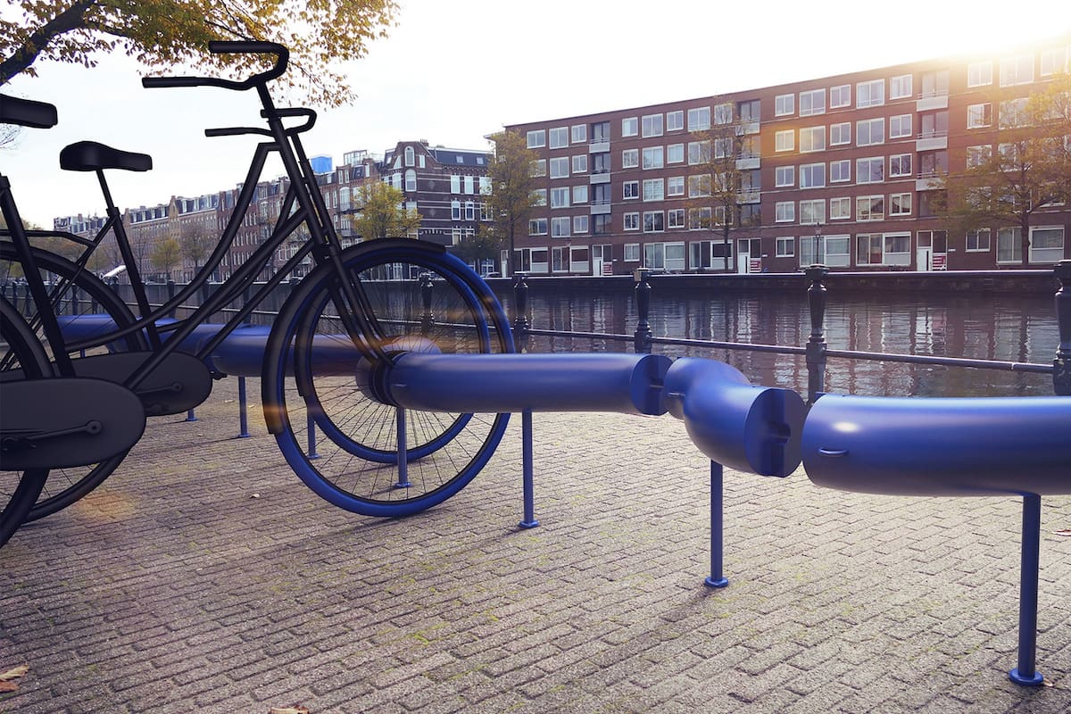 El proyecto busca reemplazar la rueda delantera por un modelo especial que almacena la energía generada durante el pedaleo de la bicicleta pública