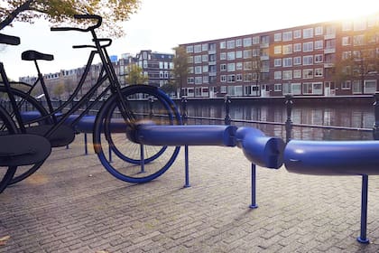 El proyecto busca reemplazar la rueda delantera por un modelo especial que almacena la energía generada durante el pedaleo de la bicicleta pública