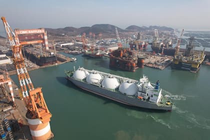 El proyecto contempla el alquiler de dos buques de GNL: el Hilli Episeyo y el MKII, actualmente en un astillero en China