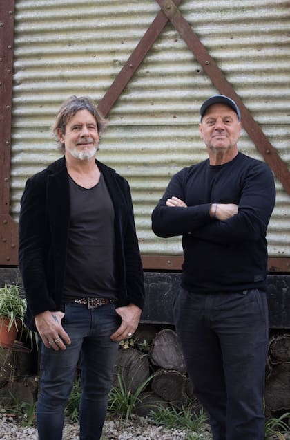 El proyecto de arquitectura, la dirección de obra y la construcción de la vivienda estuvieron a cargo de CLC Arquitectos, estudio integrado por Sebastián Lebuis y Julián Carluccio.