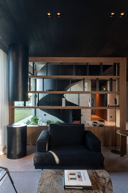 El proyecto de interiorismo de toda la casa y el diseño del mobiliario fueron realizados por Estudio PET.