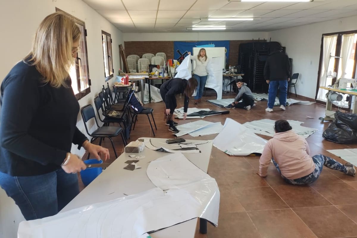 El proyecto de la escuela agrotécnica ofrece una alternativa concreta, escalable y replicable, donde al reutilizar este material plástico no solo se evita su quema o abandono, sino que también se le da una segunda vida útil con fines productivos