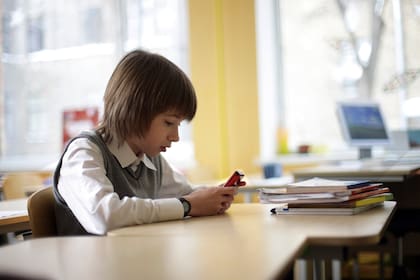 El proyecto de ley de California que prohibiría los celulares en las escuelas