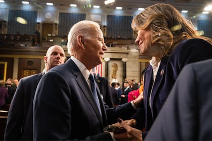 El proyecto de ley Dignity Act, propuesto por Verónica Escobar, busca regularizar a los inmigrantes y fortalecer la seguridad en la frontera mediante un enfoque equilibrado