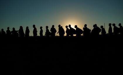 El proyecto de ley tipifica como delito a las personas que ingresan al estado después de haber sido deportadas previamente o se les haya negado la entrada al país