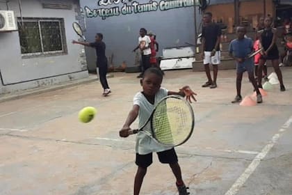 El proyecto de tenis en Camerún; una forma de incentivar el deporte en los chicos en un continente postergado.